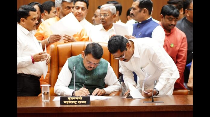 बीड जिल्ह्यातील ज्ञानराधा मल्टिस्टेट को-ऑपरेटिव्ह क्रेडिट सोसायटीसह विविध वित्तीय संस्थांमध्ये अडकलेल्या ठेवीदारांच्या ठेवींच्या प्रश्नावर मुख्यमंत्री देवेंद्र फडणवीस यांच्या अध्यक्षतेखाली बुधवारी मुंबईतील विधानभवनात उच्चस्तरीय बैठक पार पडली. या बैठकीला बीडचे खासदार बजरंग सोनवणे यांच्यासह जिल्ह्यातील लोकप्रतिनिधी आणि संबंधित विभागांचे वरिष्ठ अधिकारी उपस्थित होते.