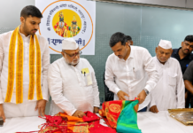 आषाढी महापूजेसाठी श्री विठ्ठल-रुक्मिणीला भरजरी काशी रेशमी पोशाख; येवला पैठणीत माता रुक्मिणीचा शृंगार आषाढी महापूजेसाठी श्री विठ्ठल-रुक्मिणीला भरजरी काशी रेशमी पोशाख