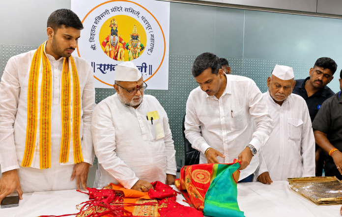 आषाढी महापूजेसाठी श्री विठ्ठल-रुक्मिणीला भरजरी काशी रेशमी पोशाख
