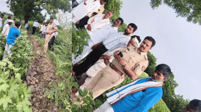 beed-police-sheti-bandh-vad-sirsala.jpg बीडमध्ये २० वर्षांचा शेतीच्या बांधाचा वाद पोलिसांनी मिटवला
